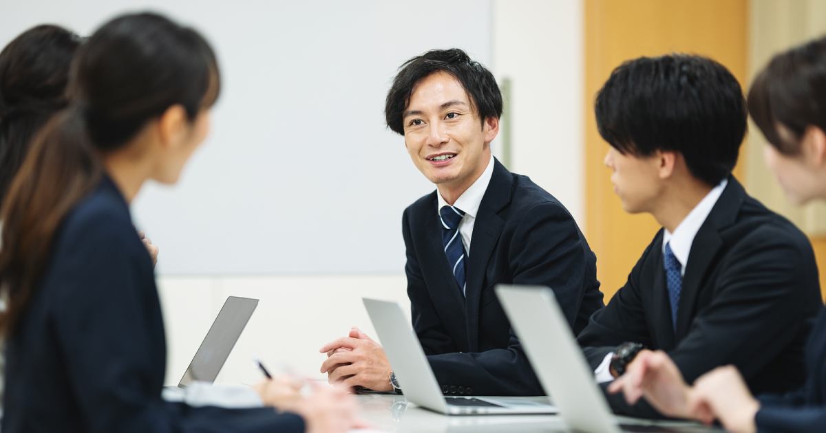オフィスで会議をするスーツ姿の男女