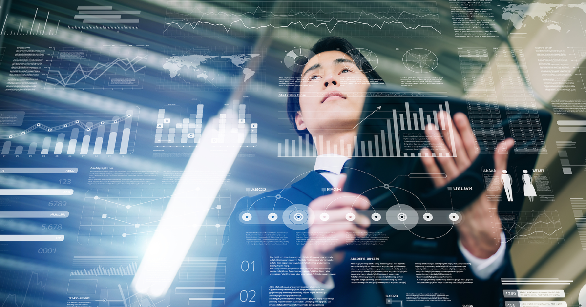 データ分析をするスーツ姿の男性