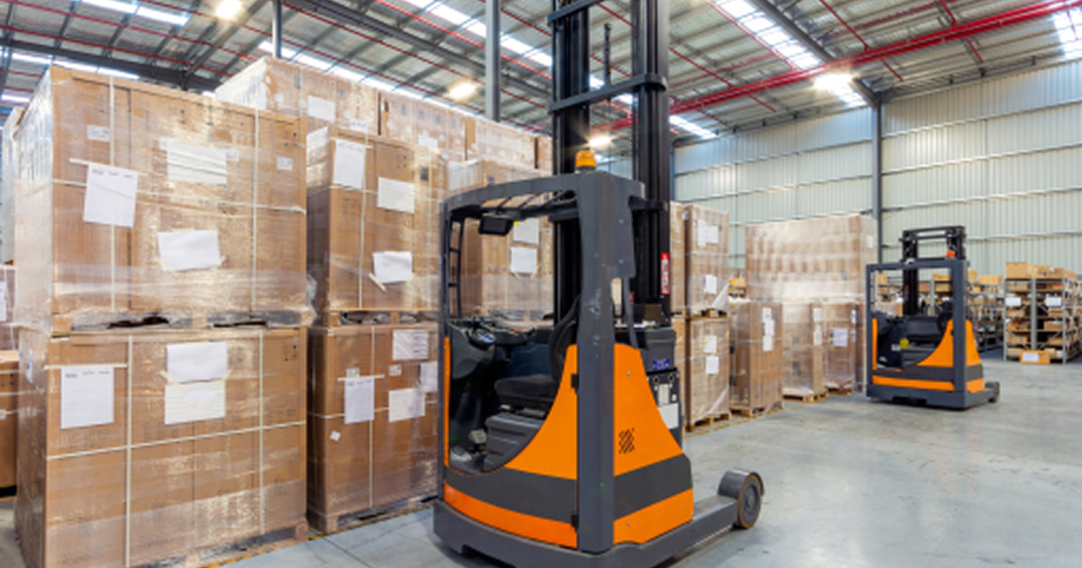 倉庫内に積み上げられた荷物