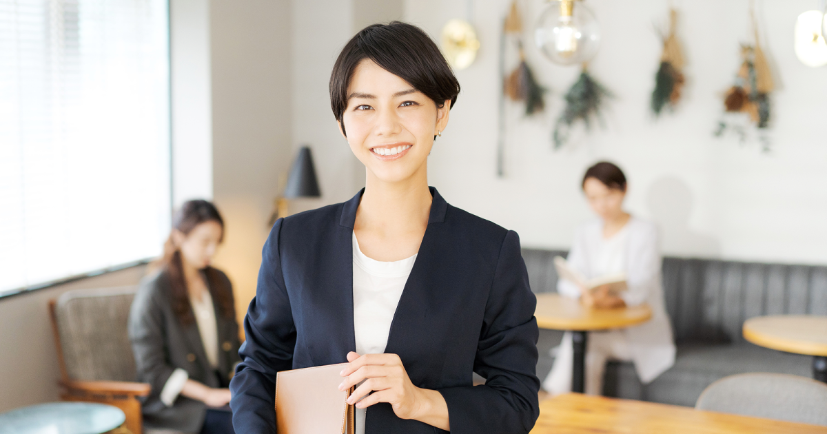 カフェにいるスーツを着た女性