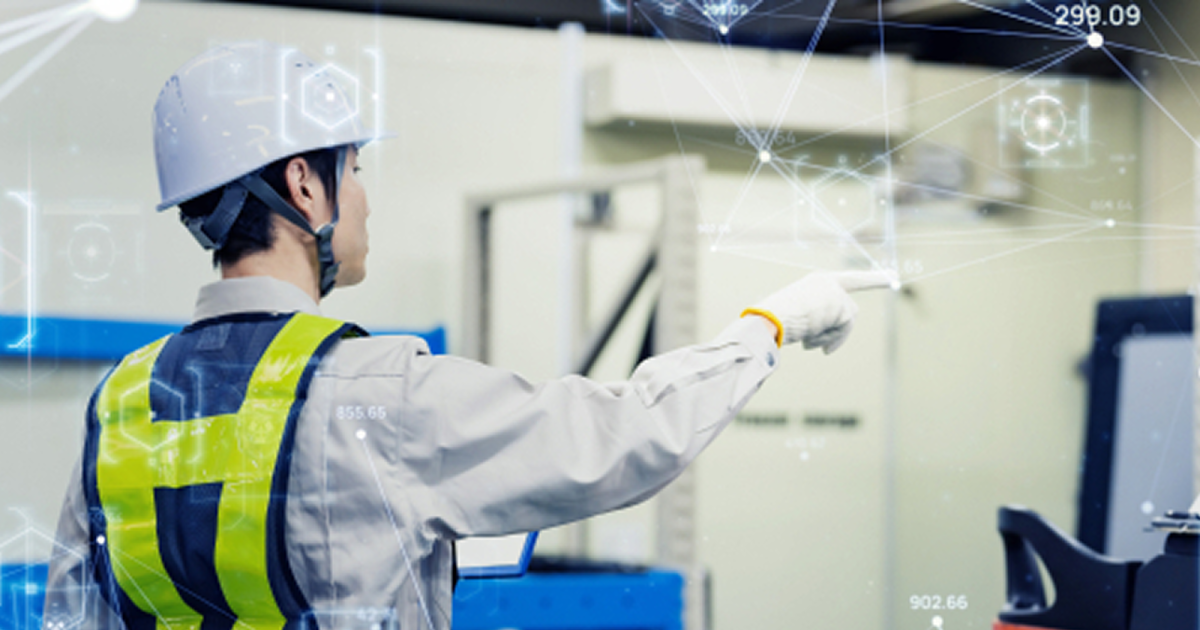 建設現場でデータ分析をする男性