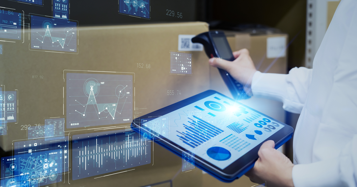 段ボールにバーコードリーダーをかざす様子