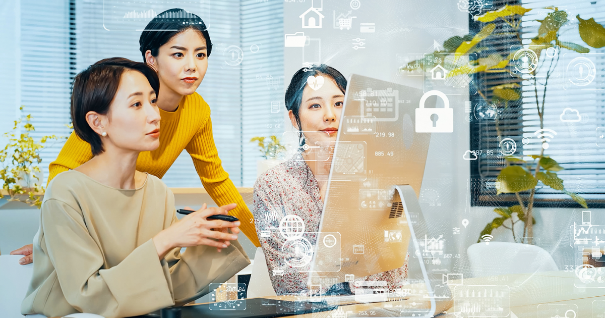 モニターに映した資料を見る女性