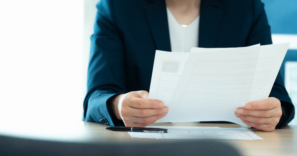 書類を手に持っている人