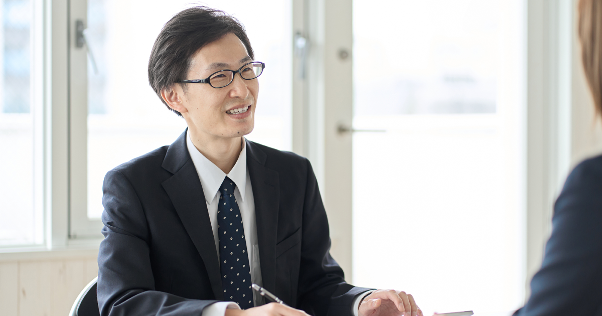 眼鏡をかけたスーツ姿の男性