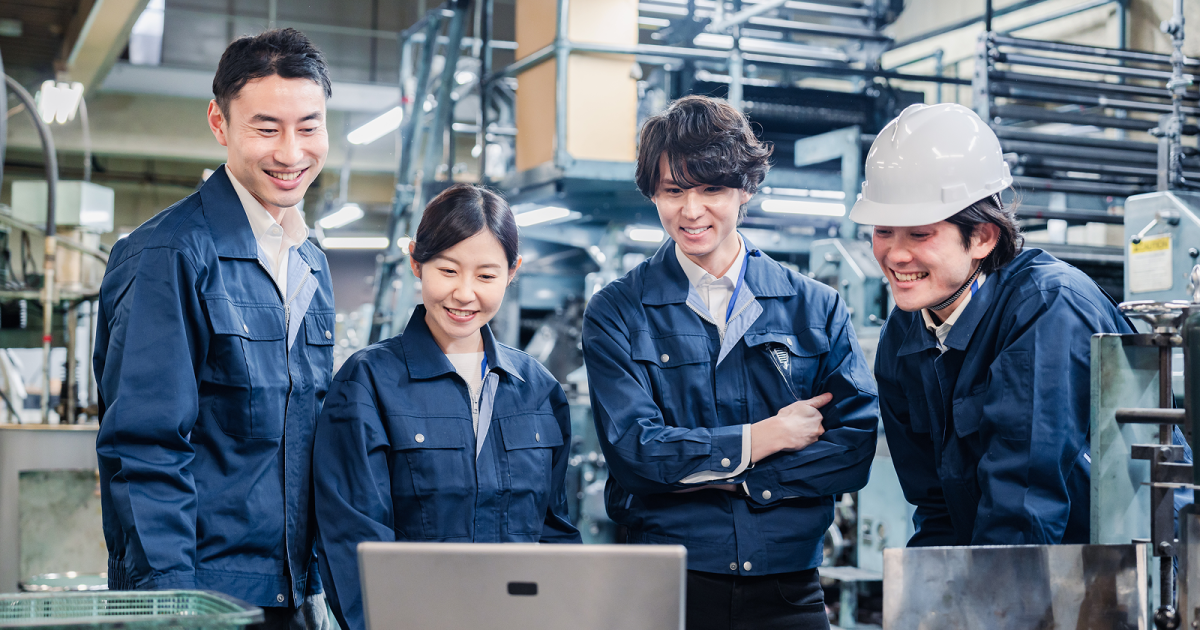 工場でノートパソコンを眺める男女