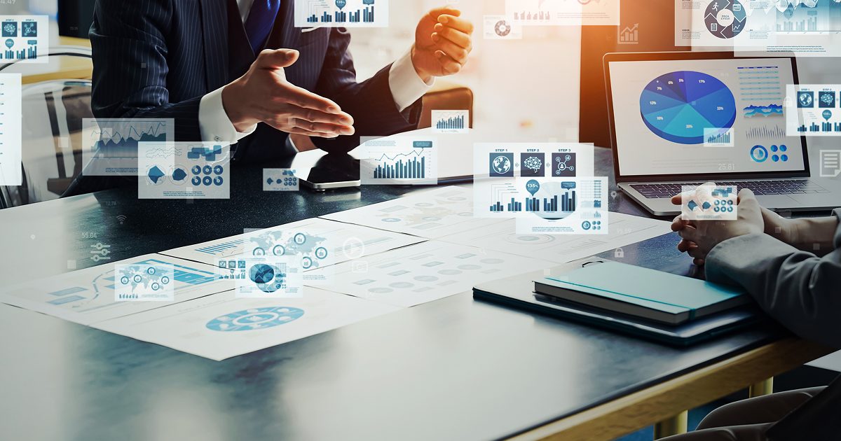 グラフが書かれた資料を見せ、説明する様子