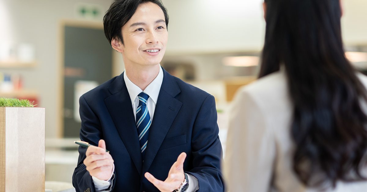 和やかな雰囲気で会議をする様子