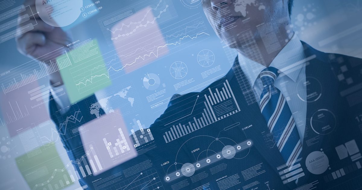 スーツ姿の男性がポストイットを貼る様子