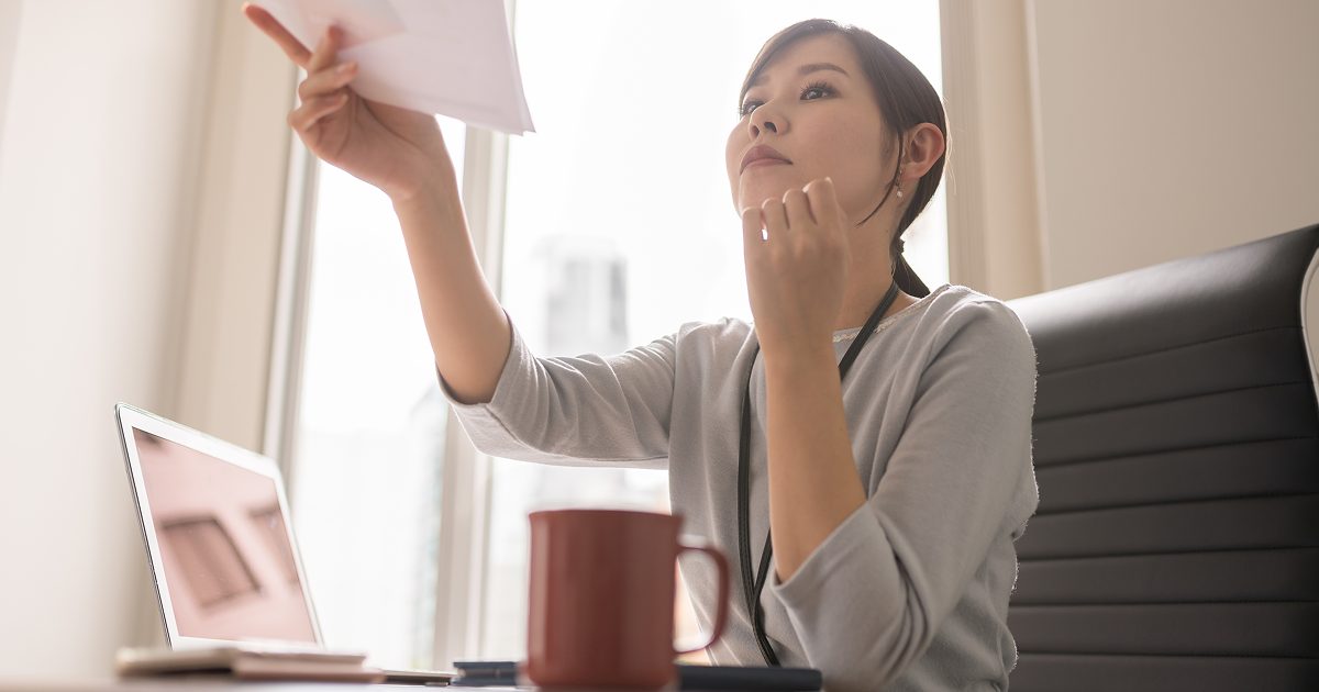 印刷された資料を受け取る女性