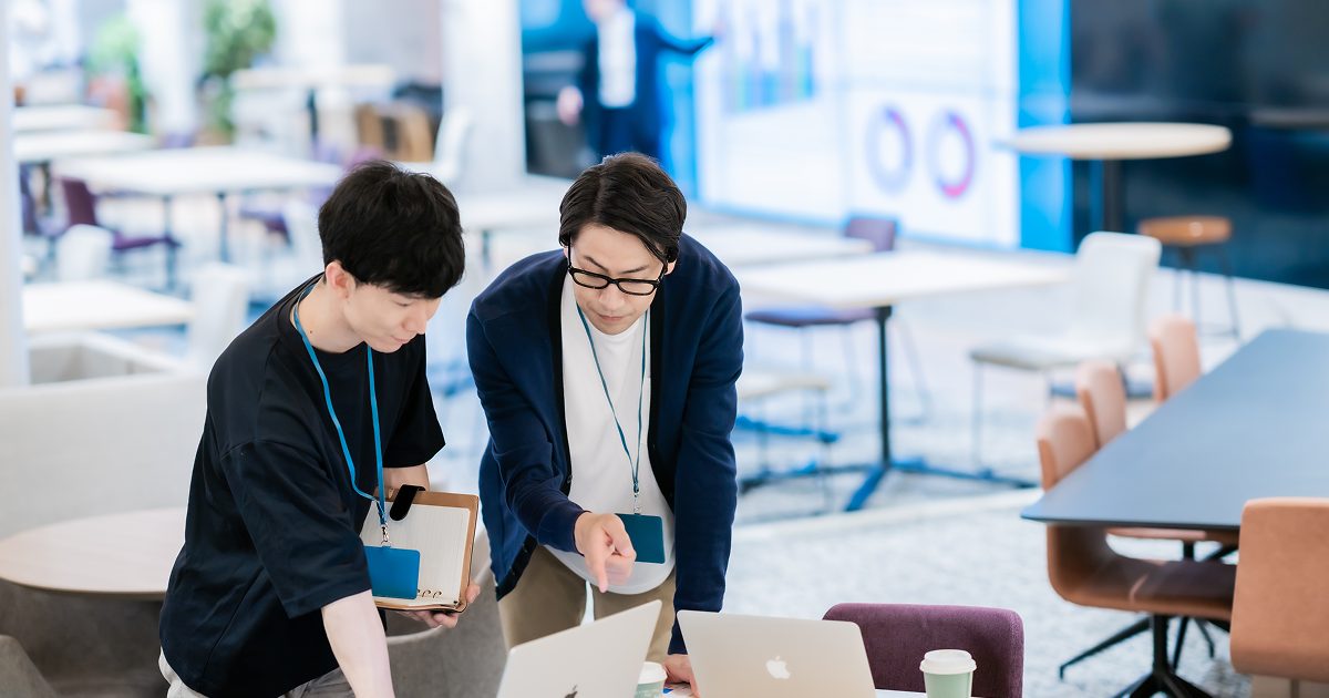 オフィスのフリースペースで話す男性