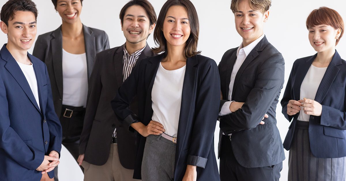 スーツを着た男女