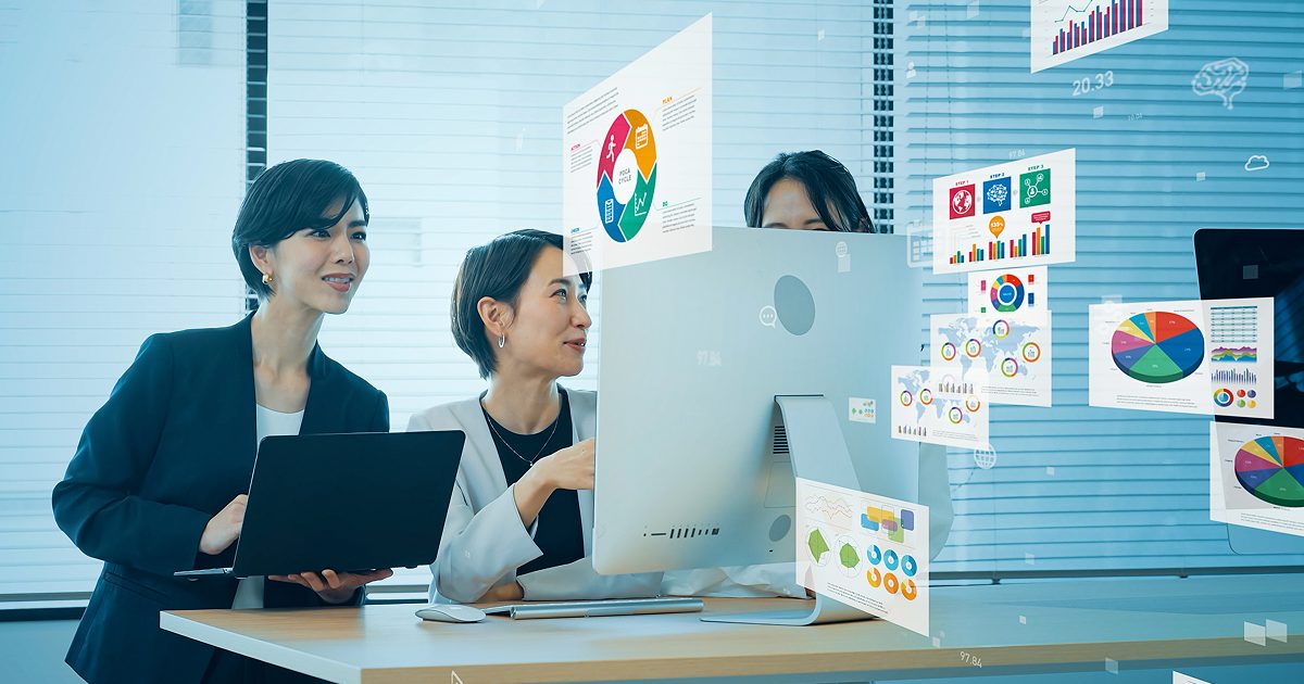 パソコンの画面に資料を映し話し合う様子