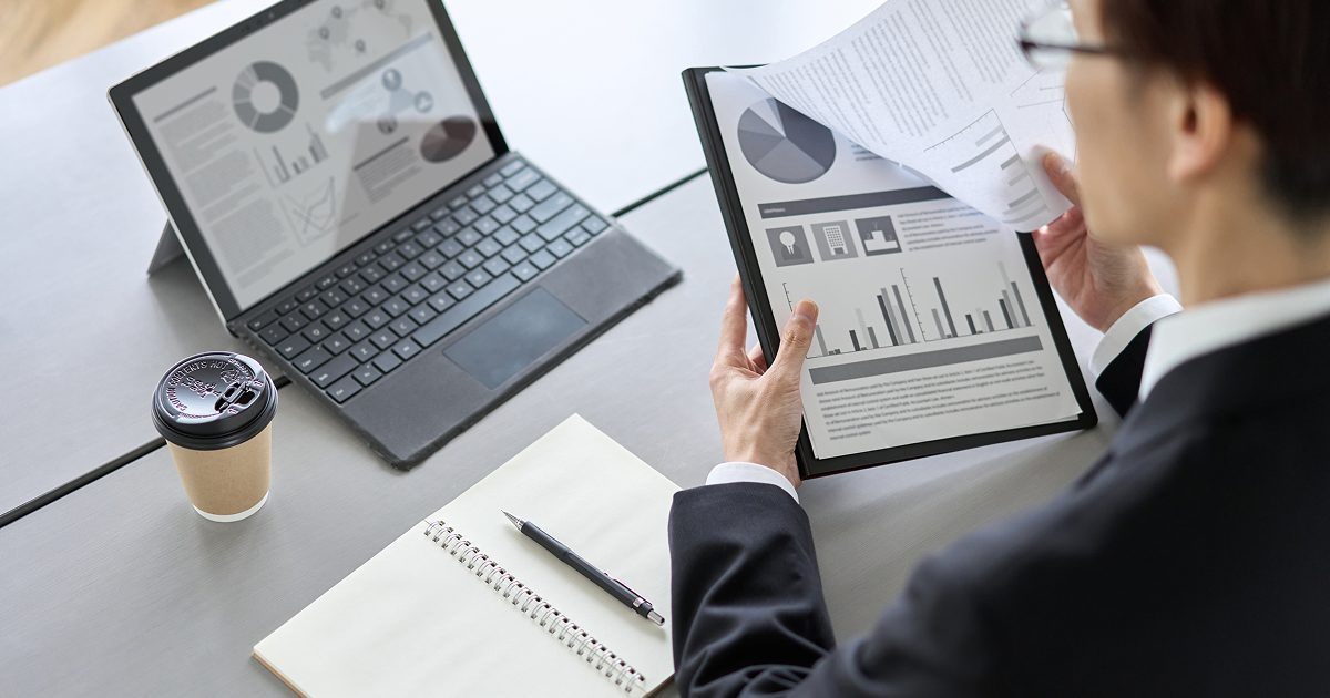 資料を映したタブレットを眺める男性
