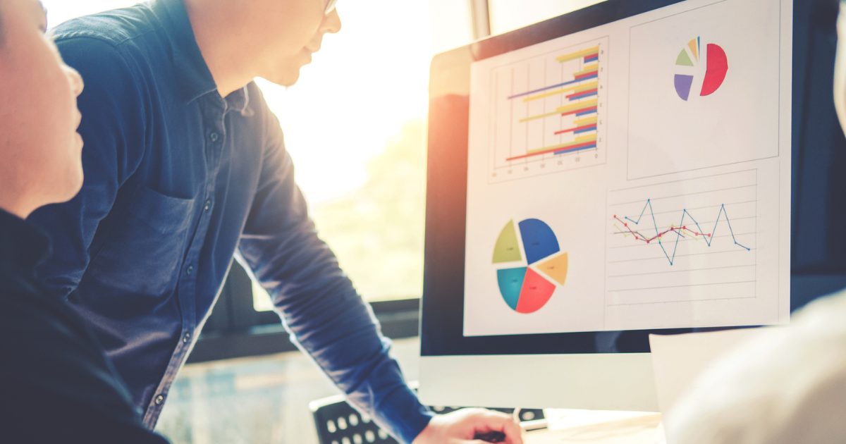 分析をする会社員