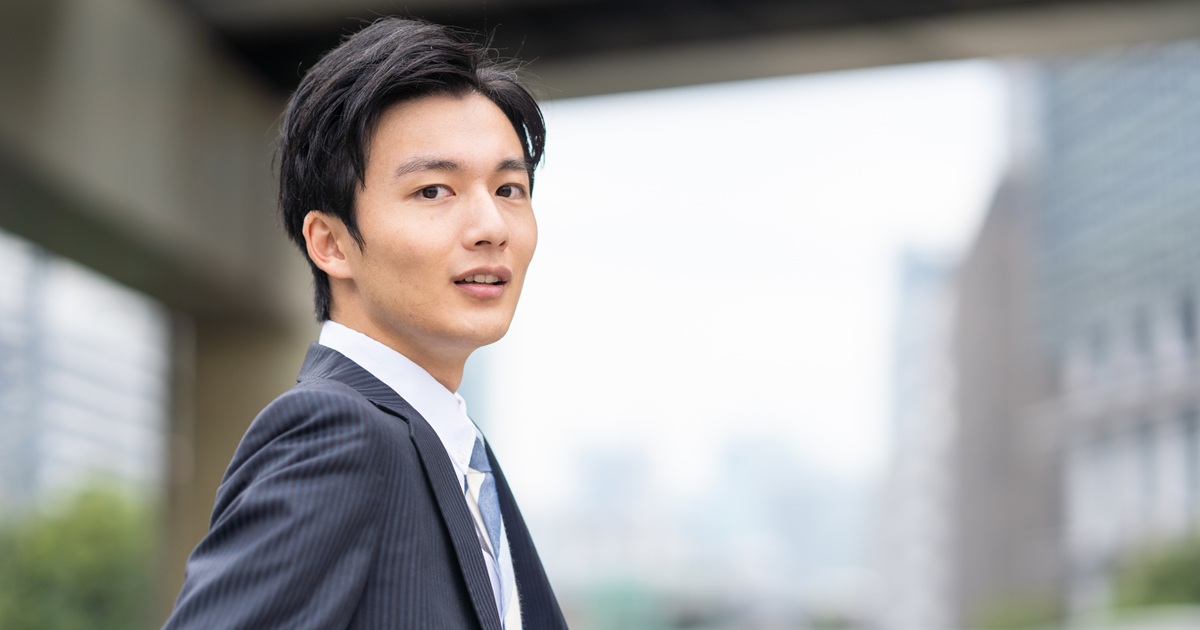 スーツを着た男性