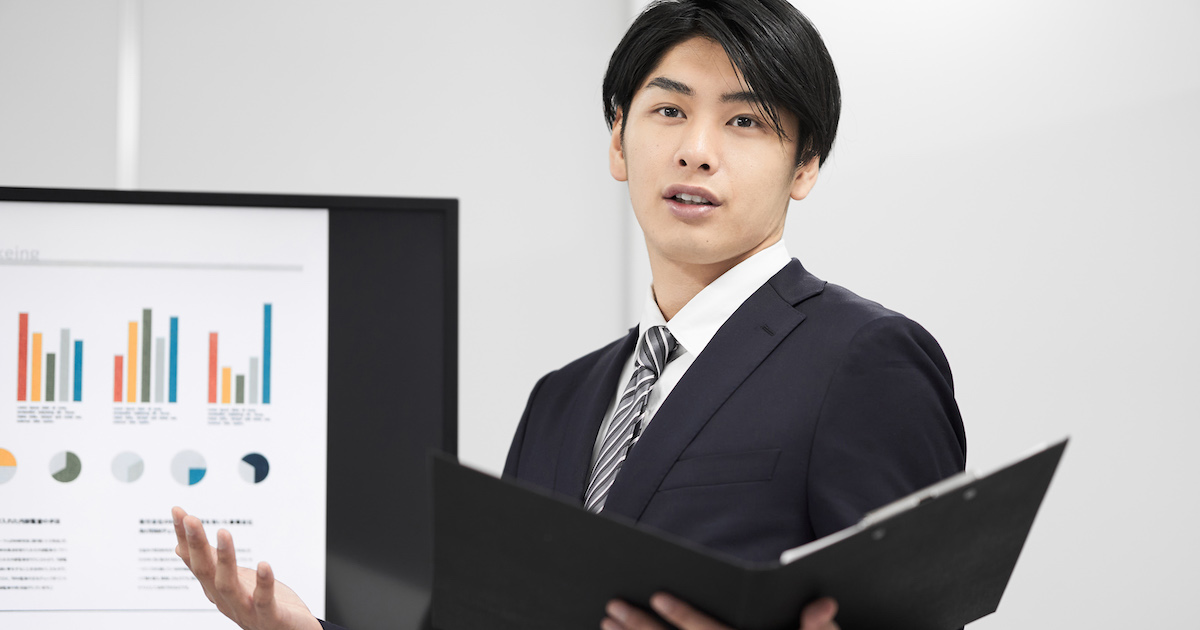 プレゼンを行う男性