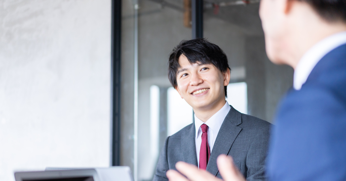 談笑をするスーツ姿の男性