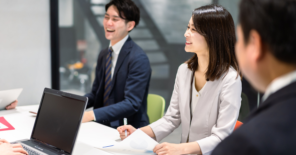 笑顔で打ち合わせ中の女性