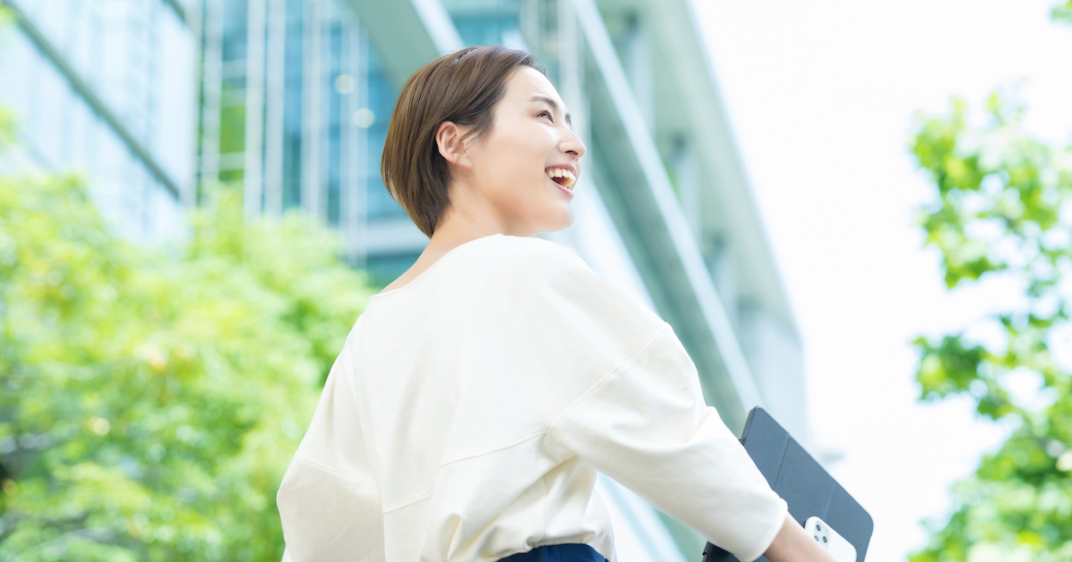 右を向いて笑う女性