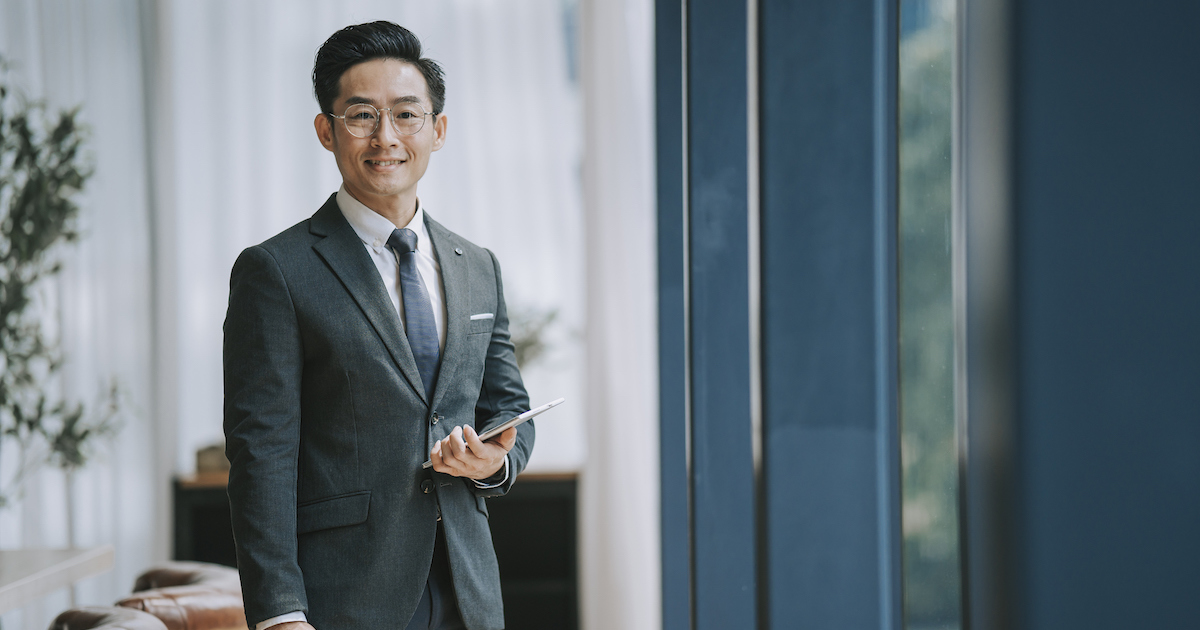 タブレットを持ったビジネスマン