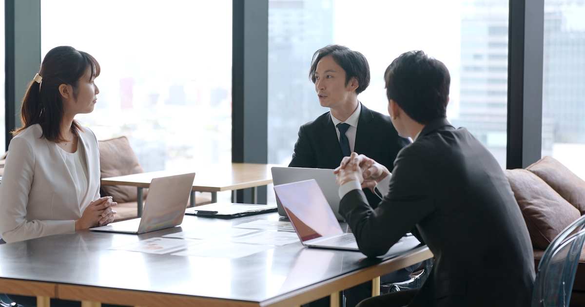 会議中の男女3人