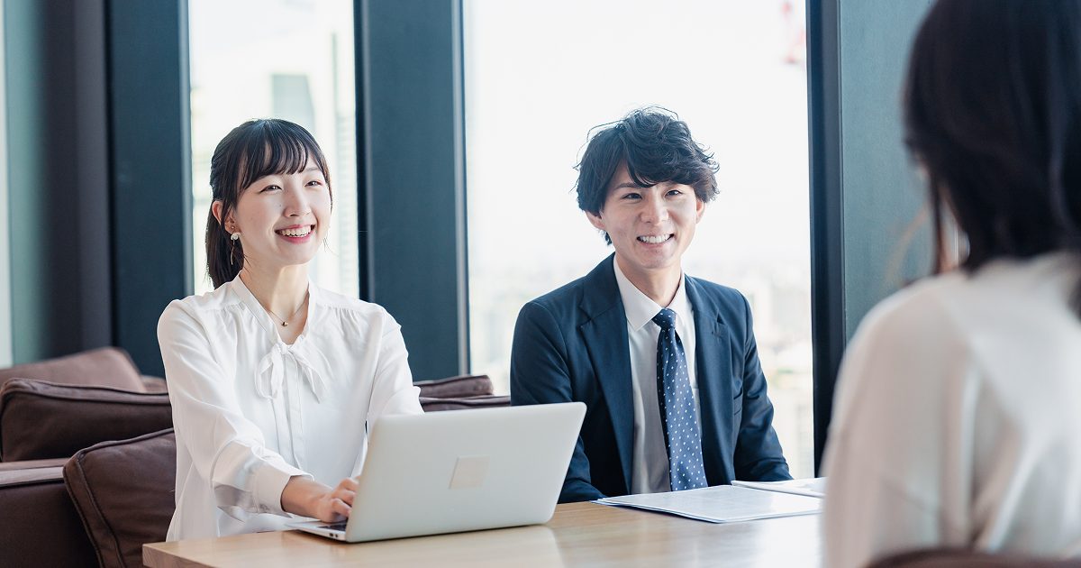 笑顔で会議に参加する若い男女