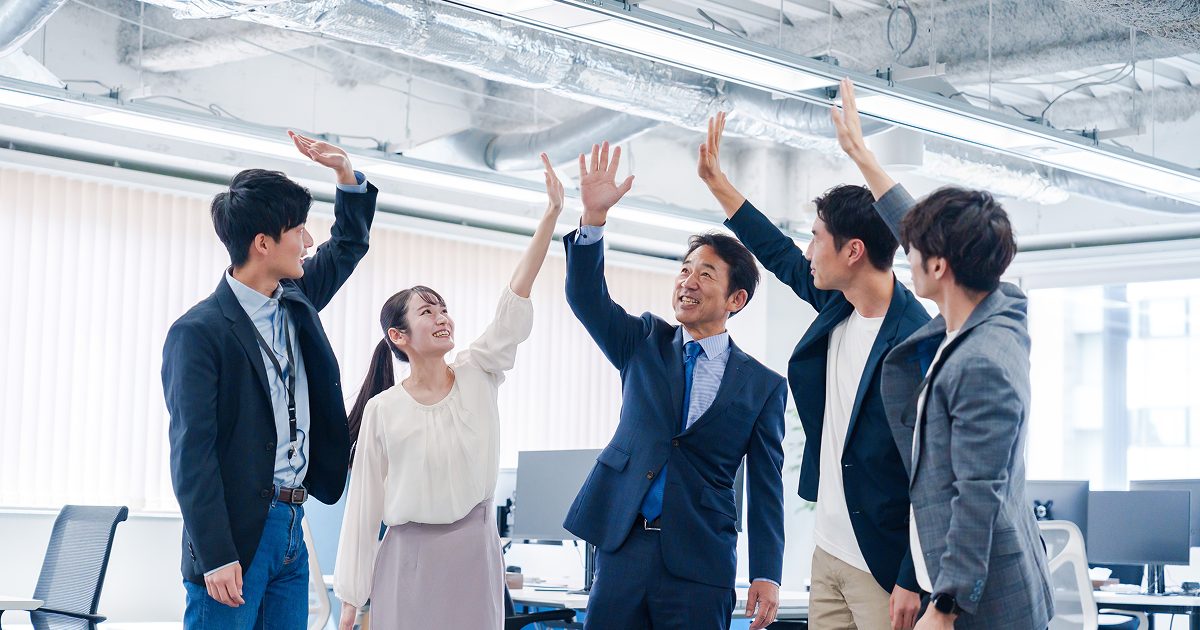 オフィスでハイタッチをする男女
