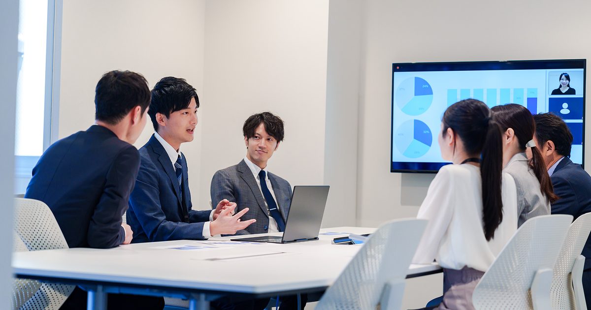 会議室で話し合う男女