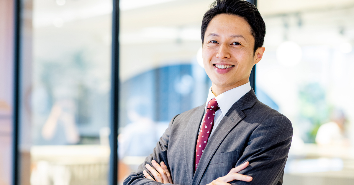 腕を組むサラリーマン