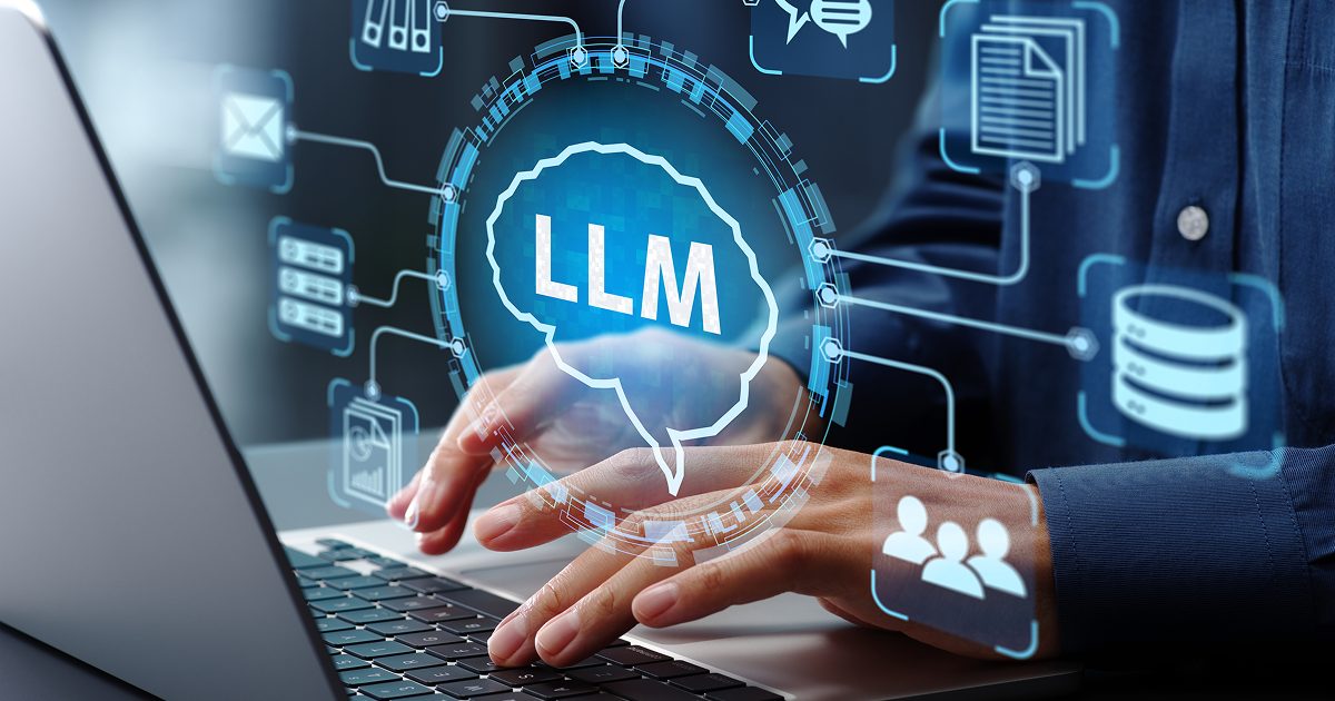 ノートパソコンを操作する様子