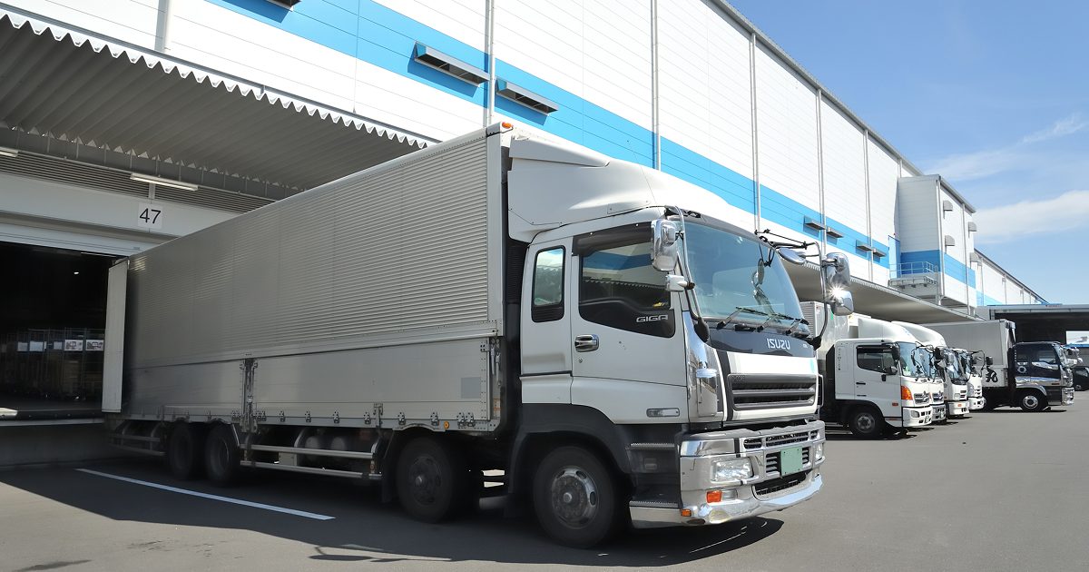倉庫前に並んだ貨物自動車