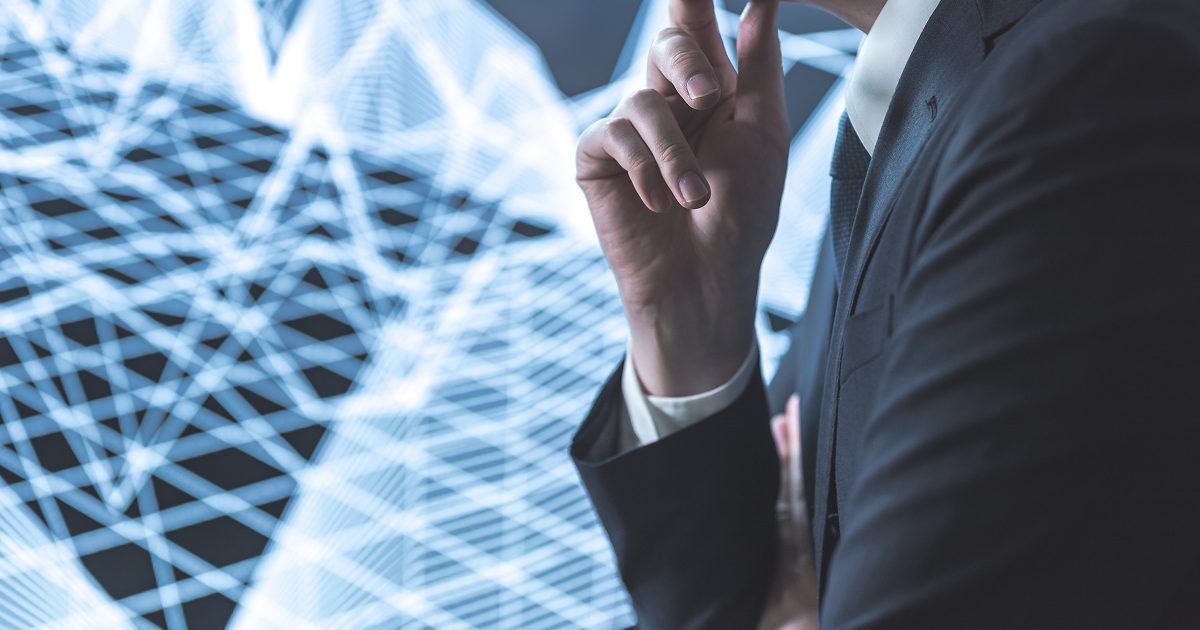 スーツ姿の男性が顎に手を当てて考える様子