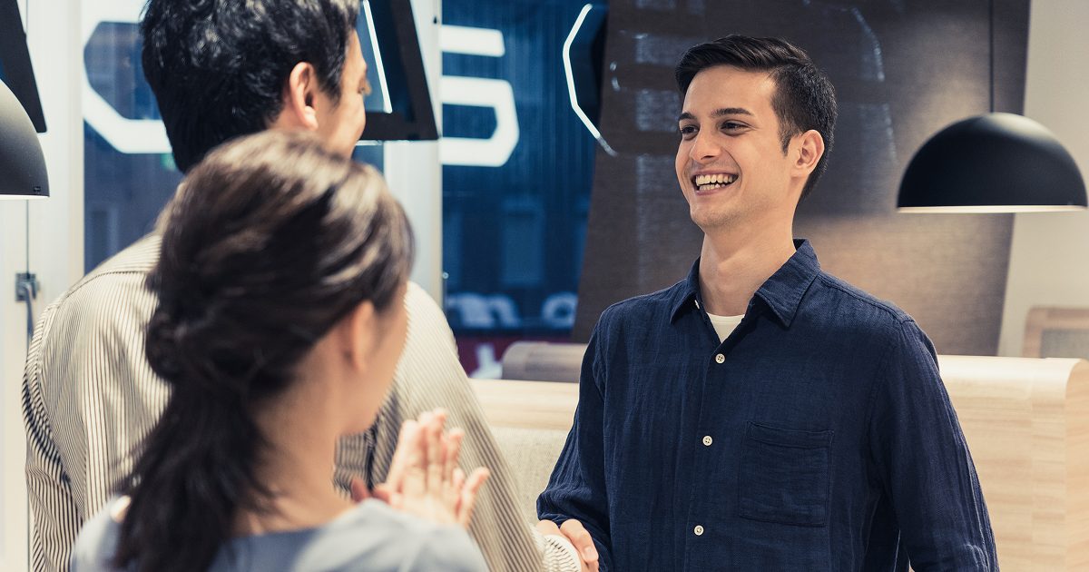 握手をする日本人男性と外国人男性