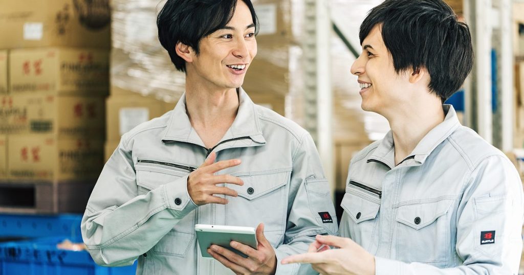 倉庫で働く二人の男性