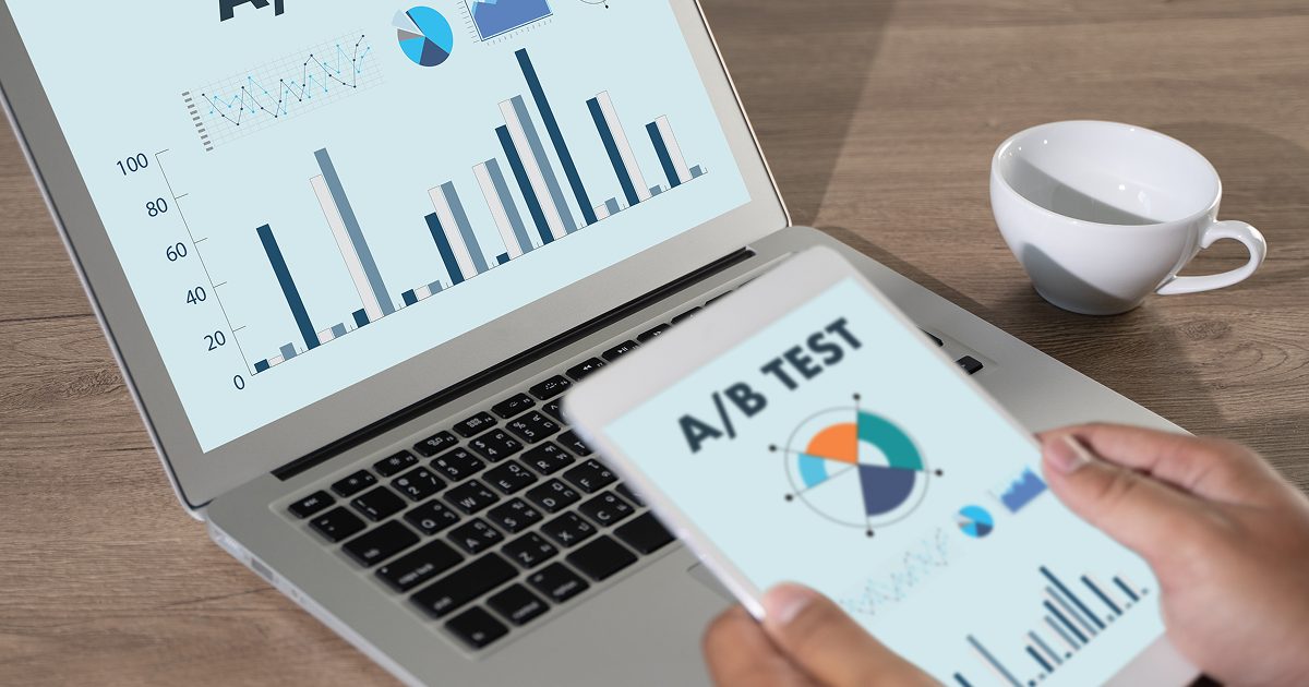 パソコンとタブレットに資料を映し出し、比較する様子