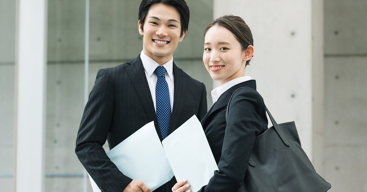 スーツを着た若い男女
