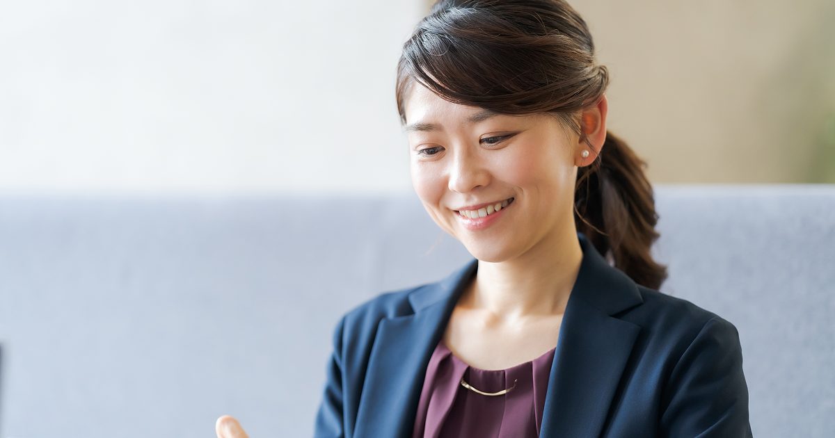 スーツを着た笑顔の女性