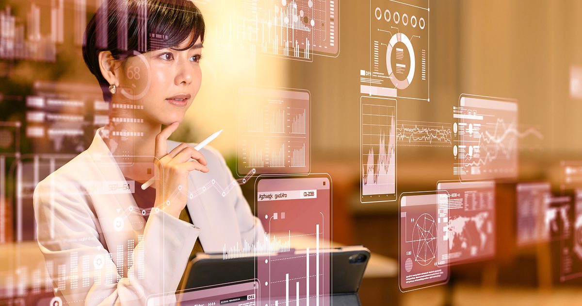 タブレットとペンを持ち分析をするイメージ