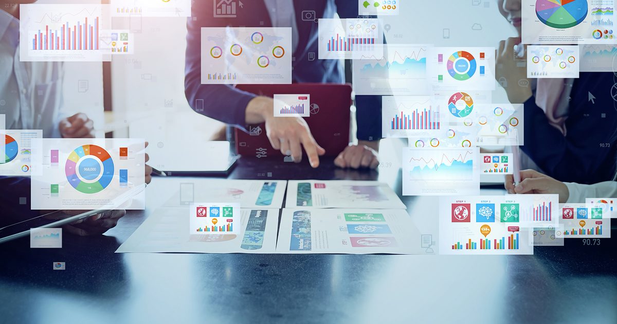 印刷した資料を見ながら分析するイメージ