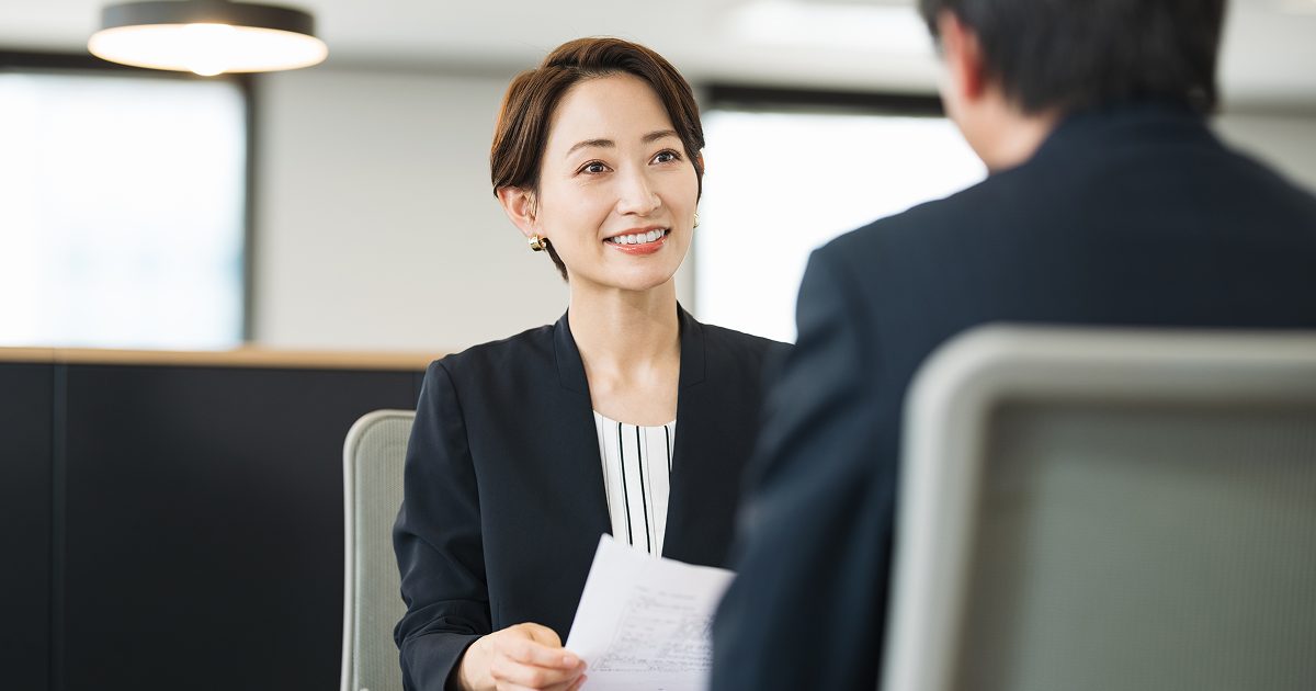 会議室で話し合うビジネスパーソン