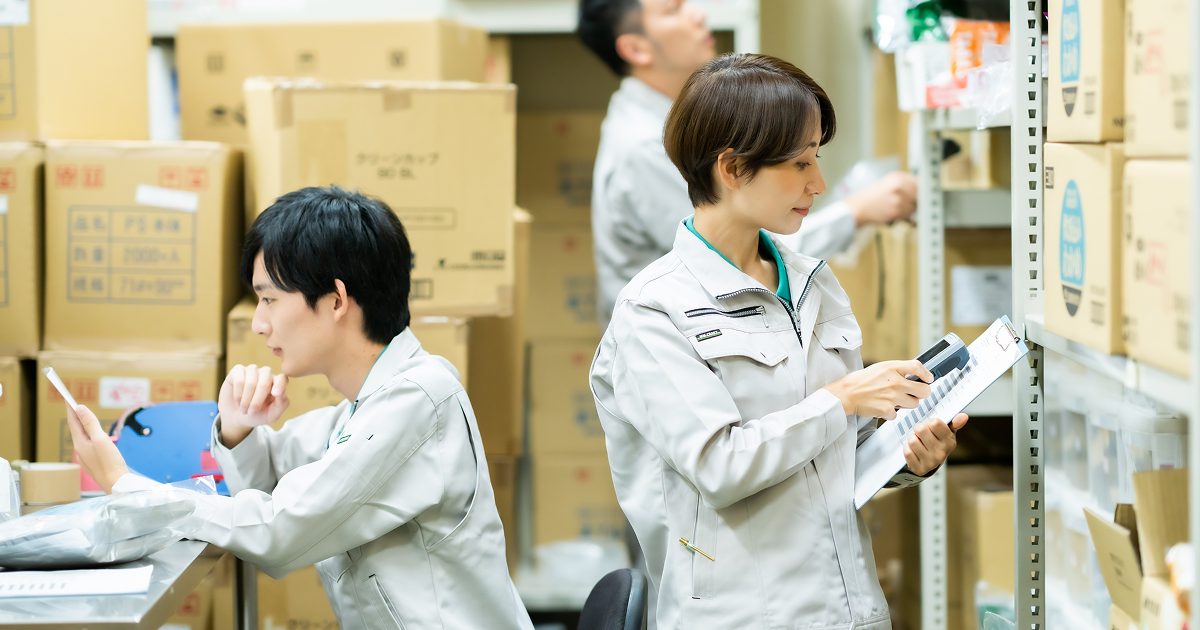 倉庫で働く男女