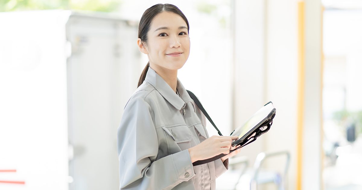 タブレットを持っている女性