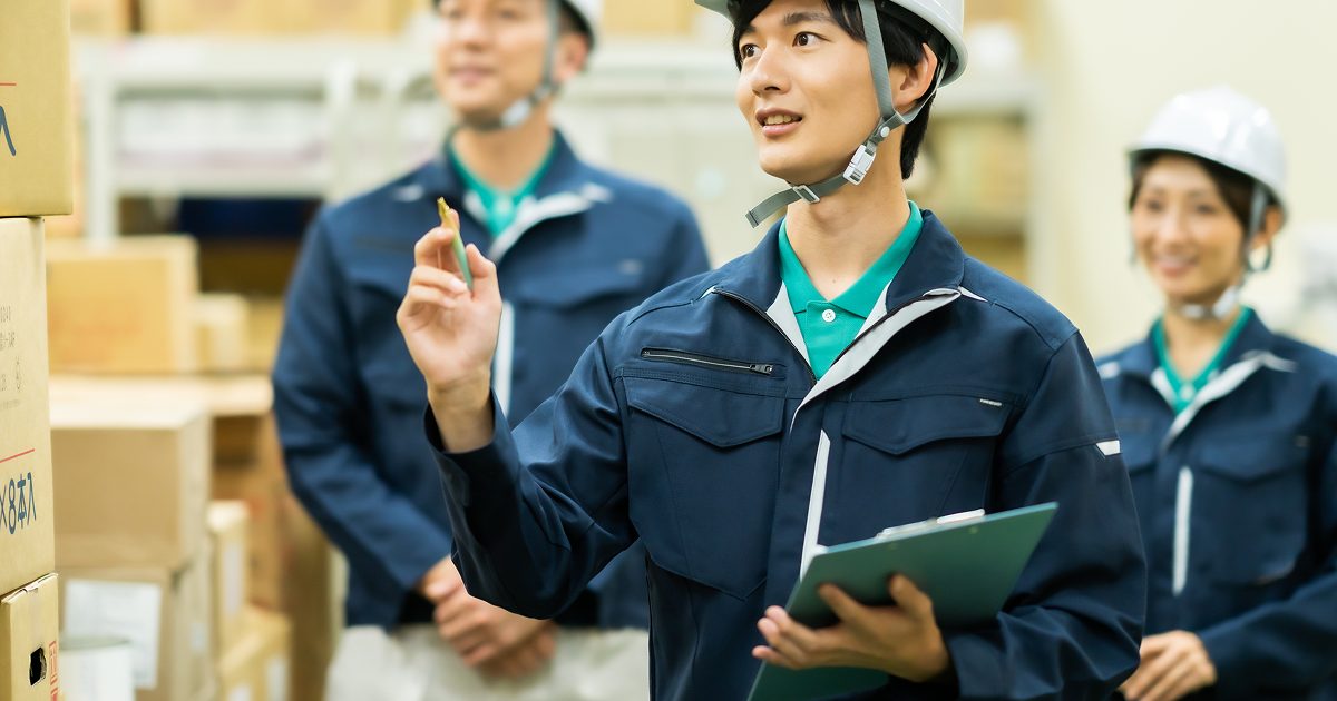倉庫の点検をする男性