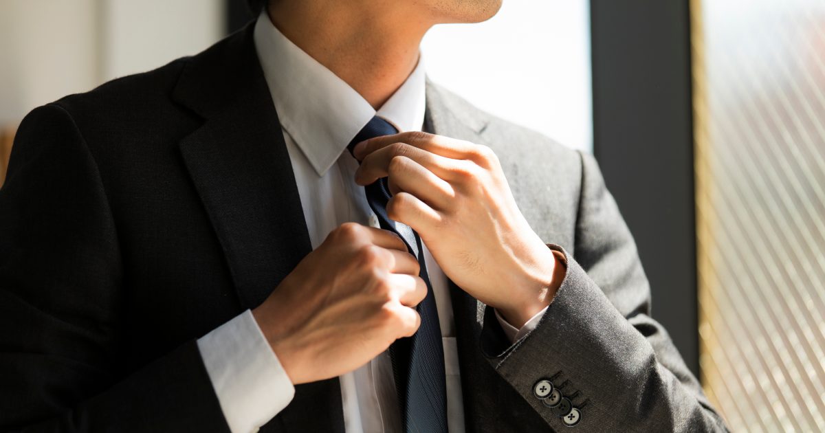 ネクタイを締める男性
