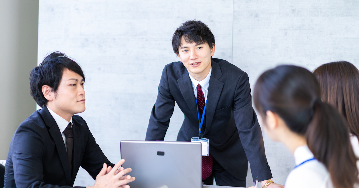 会議を進行中の男性