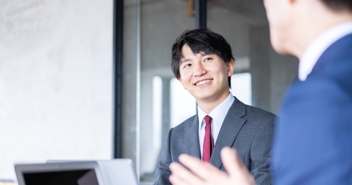 会議室で談笑するビジネスマン