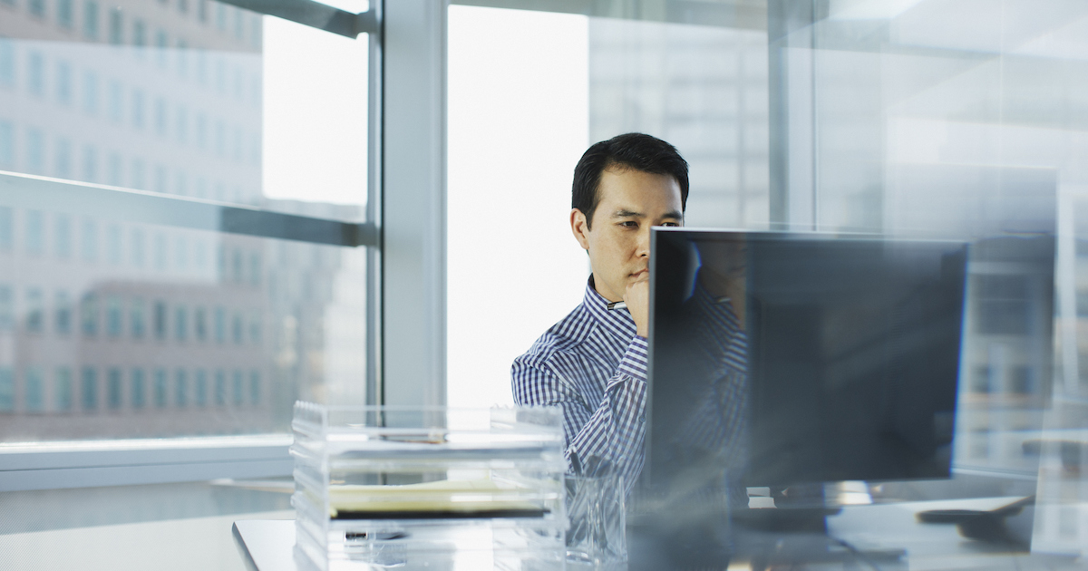 パソコン画面を見つめる男性