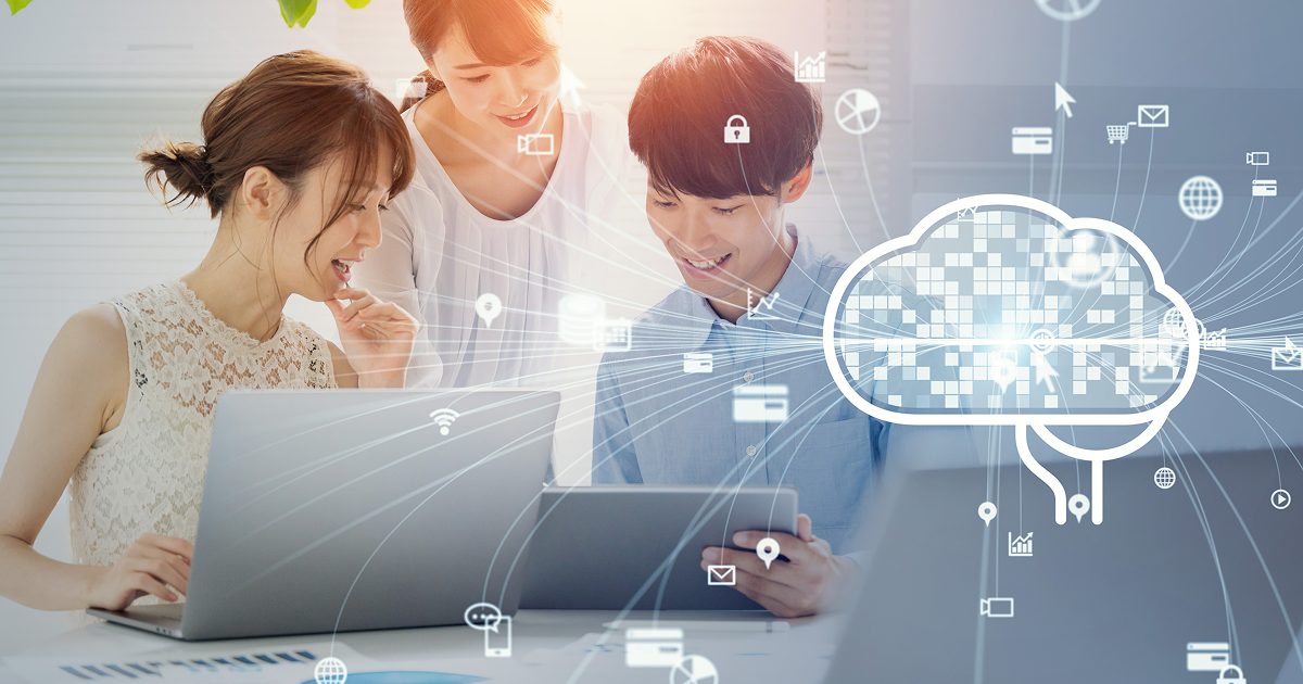 ノートパソコンとタブレットでデータを見るイメージ