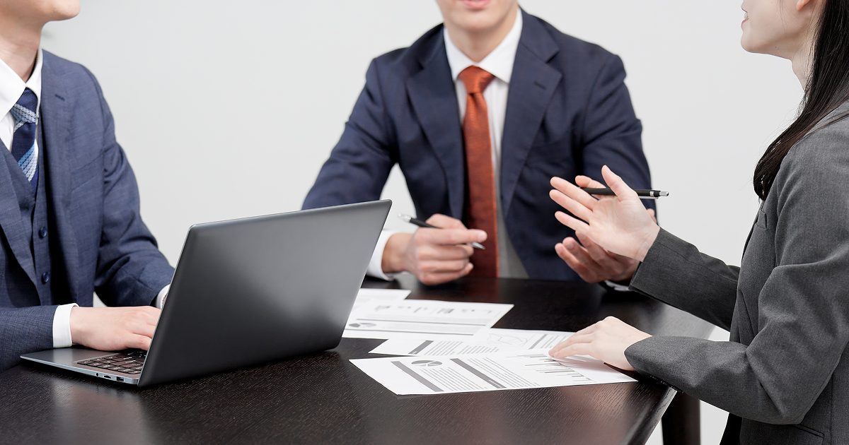 資料を比較しながら話し合う男女